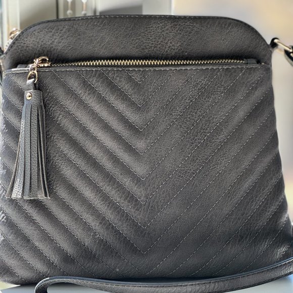 Chevron Quilted Medium Crossbody Bag - Picture 4 of 7